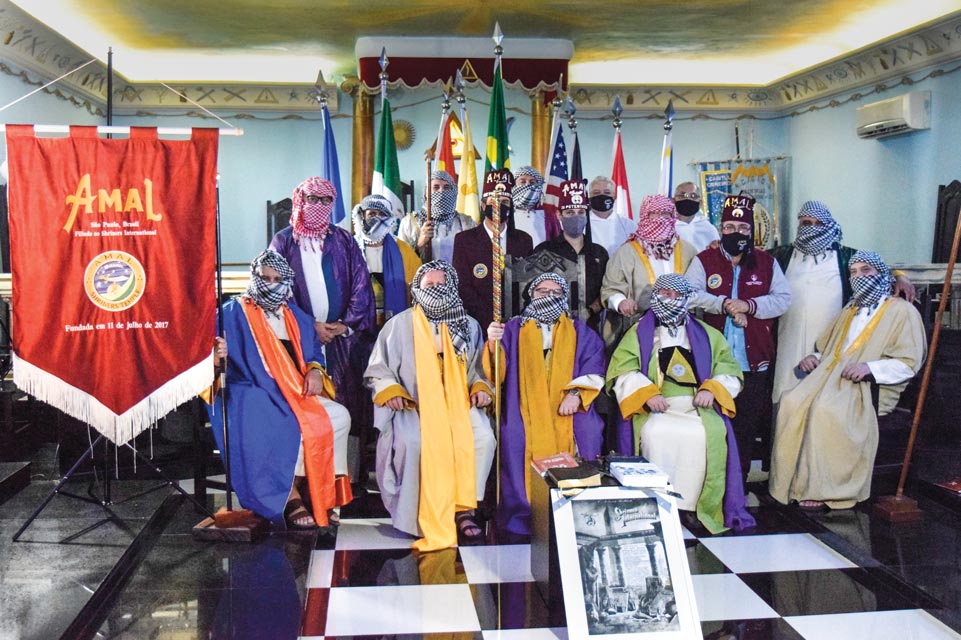 Mehrere Mitglieder von Amal Shriners posieren während einer Veranstaltung