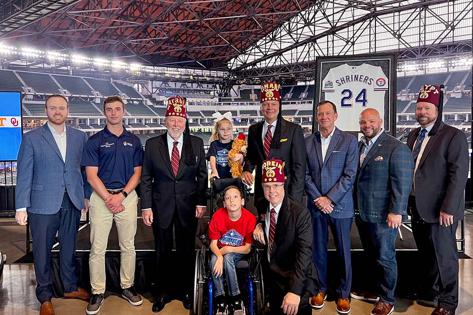 Líderes de Shriner y pacientes en el estadio