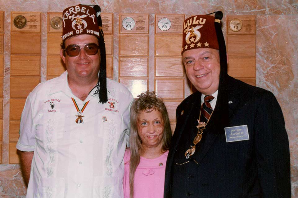 Femme brûlée avec deux Shriners