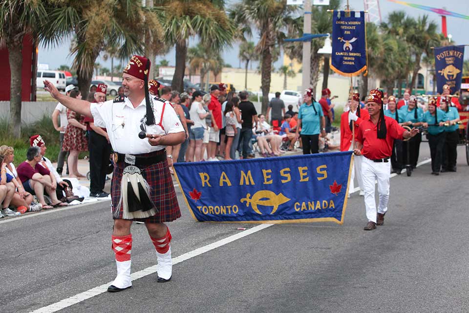 Rameses Canadian Chapter marschiert in Parade