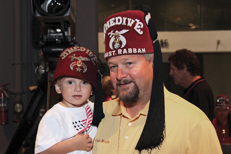 Un padre y un hijo en fezzes