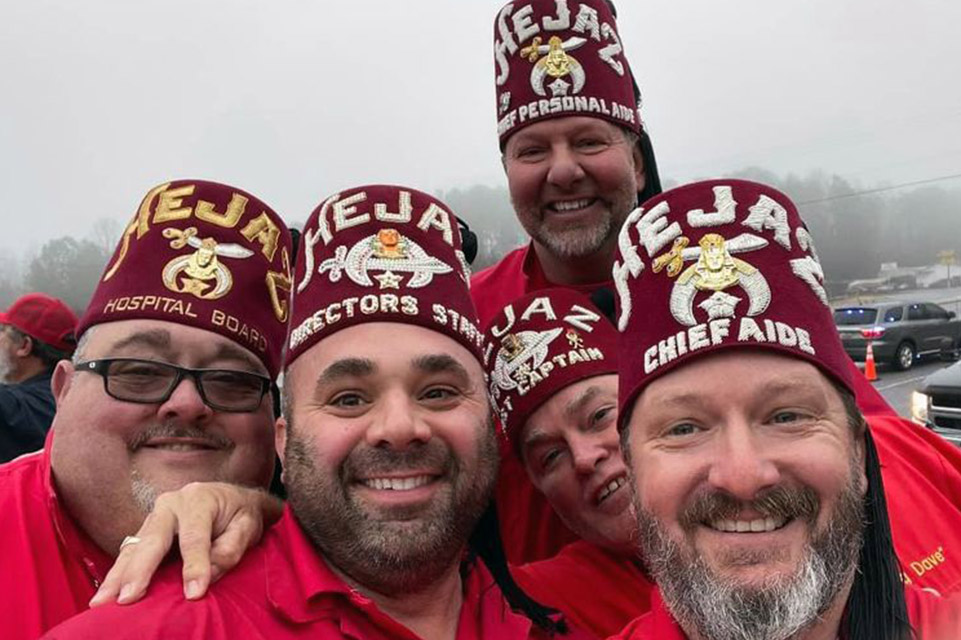 Glückliche Shriners, die Gemeinschaft und Spaß genießen
