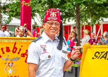 Shriner, der in einer Parade spaziert