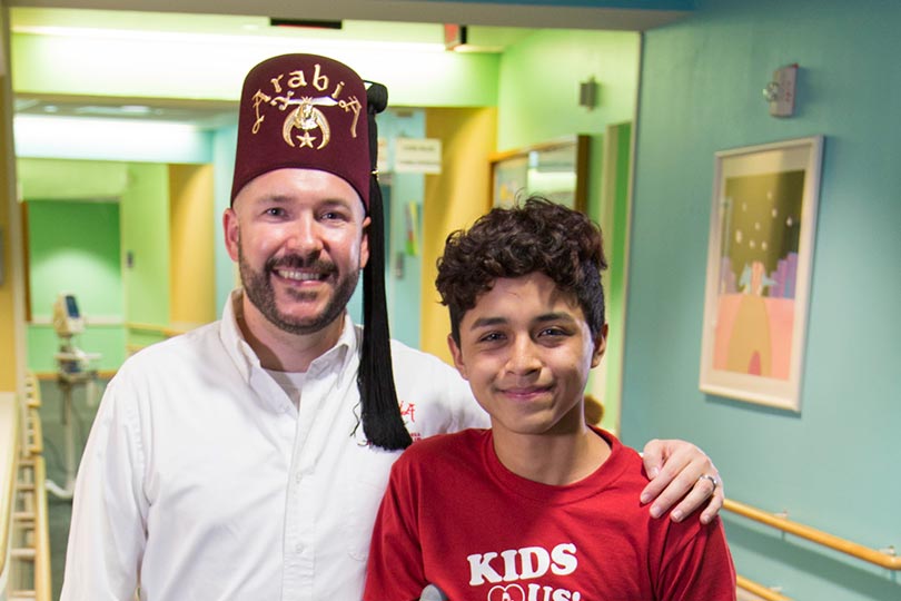 Shriner und Patient im Krankenhaus