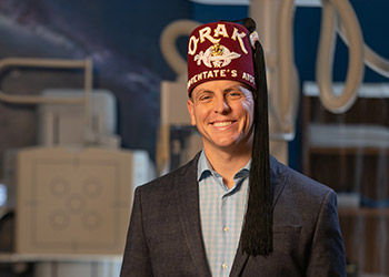 Shriner souriant dans son fez