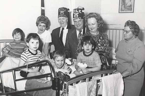 Shriners rendant visite à des patients à l'hôpital