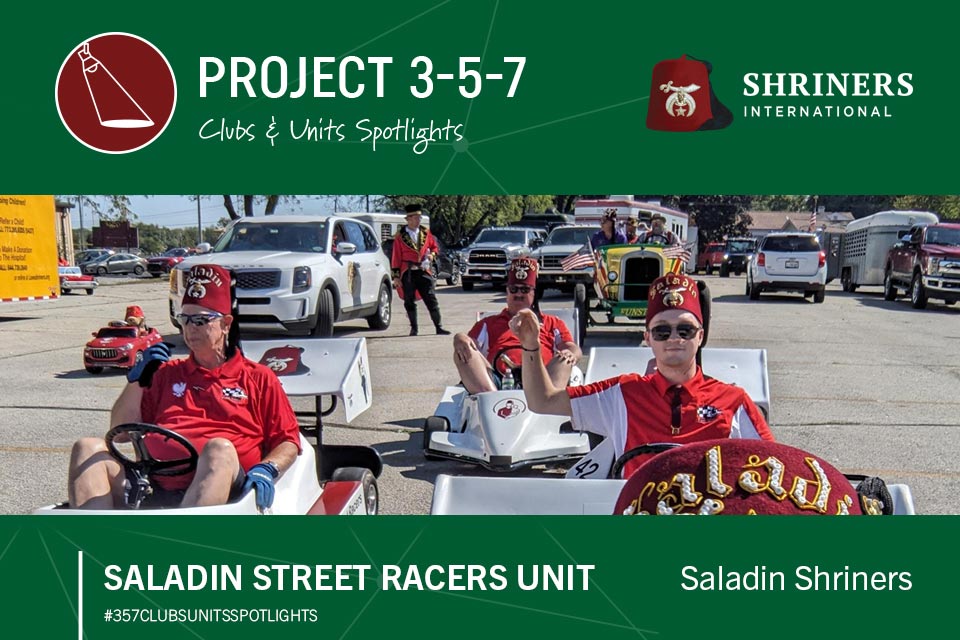 Clubes y unidades del Proyecto 3-5-7: Unidad Saladin Street Racers, Saladin Shriners, #357clubsunitsspotlights; logotipo de Shriners International; tres hombres con feces conduciendo autos de carrera en miniatura.