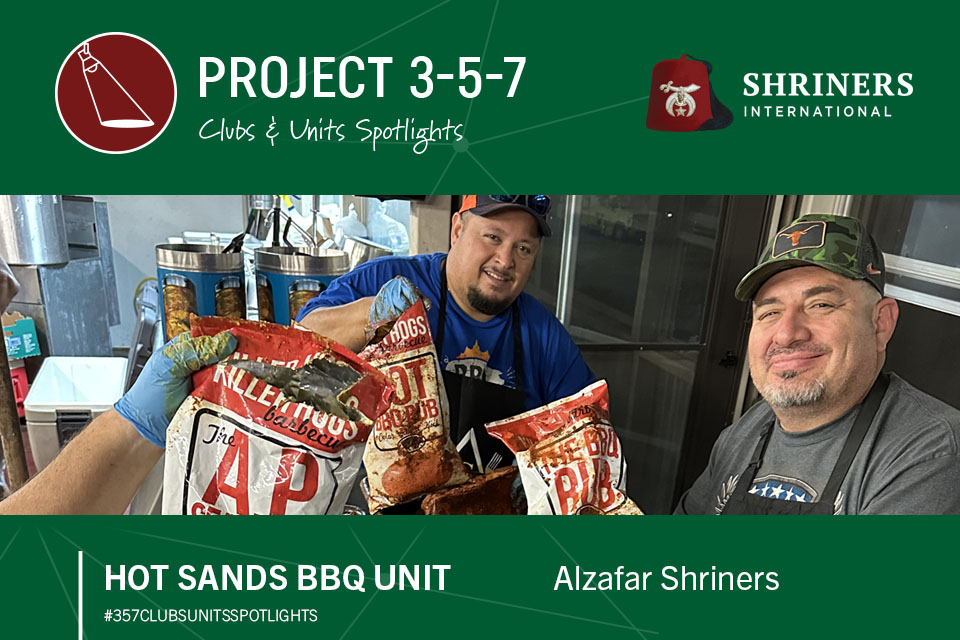 Proyecto 3-5-7: Clubes y unidades destacados; Unidad de barbacoa Hot Sands, Shriners de Alzafar, #357clubsunitsspotlights; logotipo de Shriners International; tres hombres en una cocina sosteniendo bolsas de condimentos.
