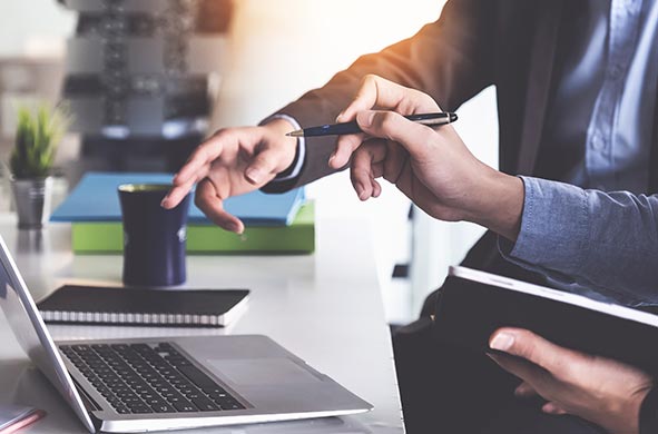 Laptop auf Schreibtisch mit Mann