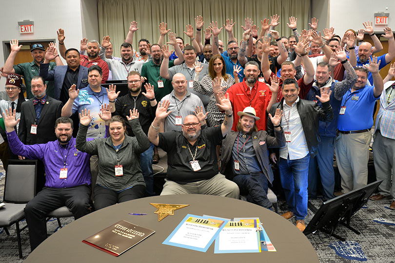 Grupo de homens e mulheres acenando