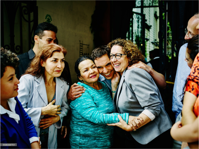 les membres de la famille s'embrassent