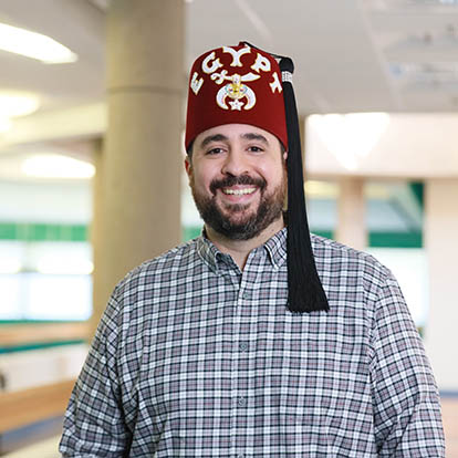 Shriner sorrindo para a câmera da cintura para cima