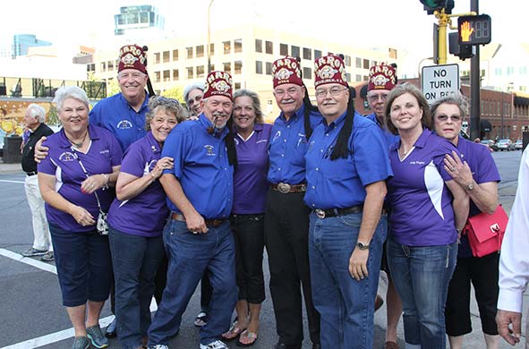 groupe de Shriners avec leurs épouses