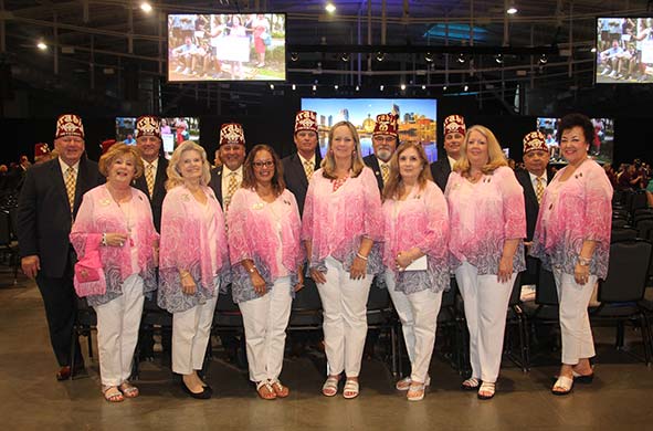 Shriners mit ihren Frauen