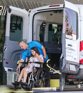 paciente carregando até veículo de transporte