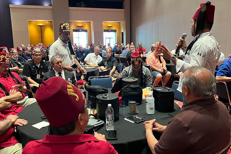 Gran grupo de shriners durante la reunión.