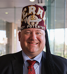 ein erwachsener Mann in Anzug und Fez