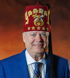 ein erwachsener Mann in Anzug und Fez