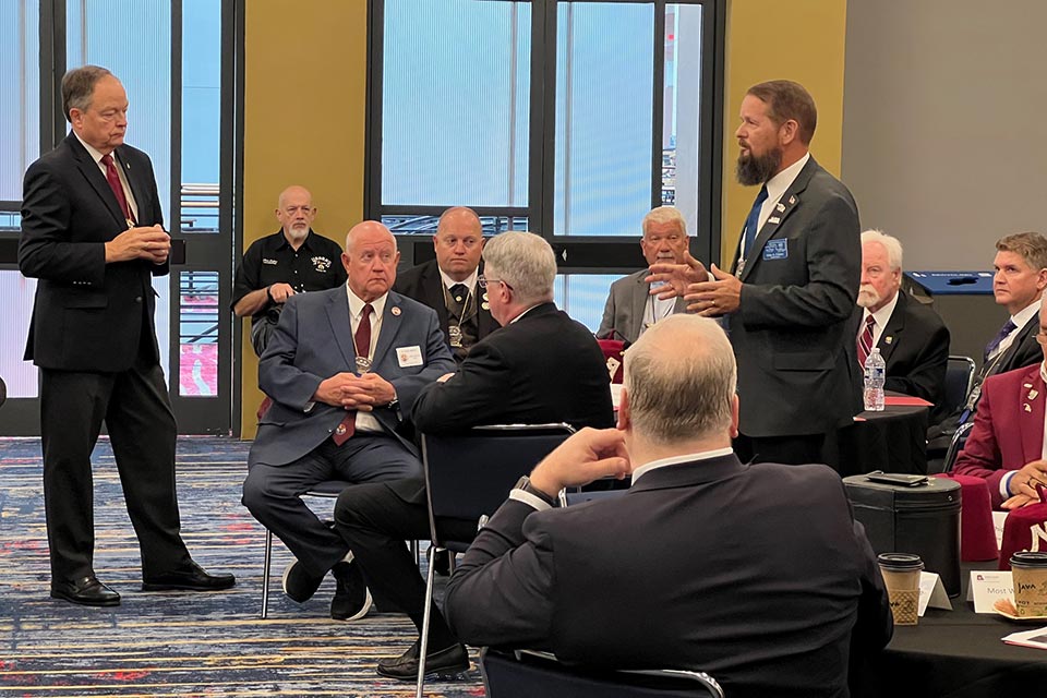 Reunión de Shriners, vistiendo trajes de negocios.