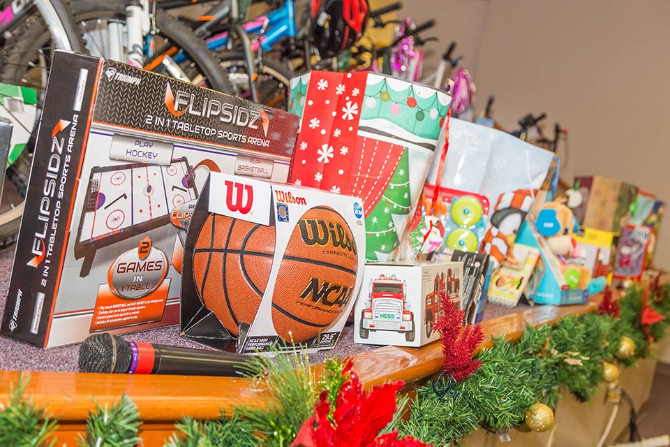 surtido de regalos en la mesa