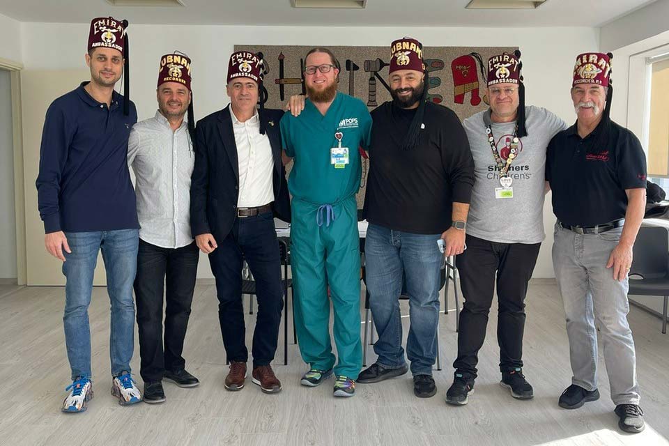 Shriners mit einem Anbieter während der Zypern Outreach Clinic