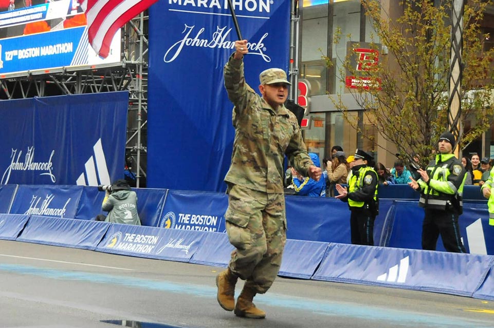 Hernández durante la maratón de Boston