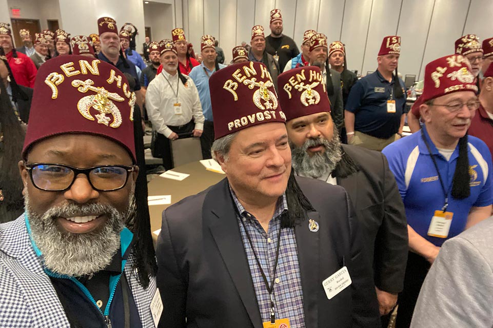 gran grupo de Shriners en la Sesión Imperial