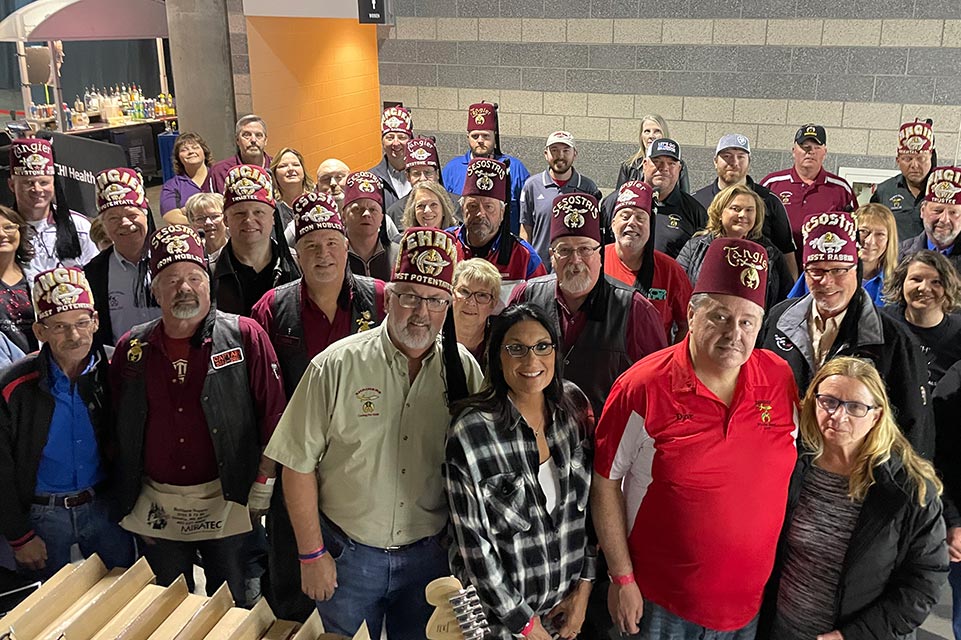 gran grupo de Shriners y damas voluntarias 