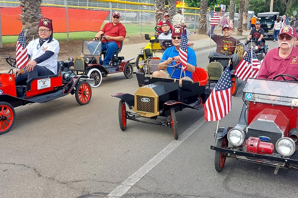 bescheidene Shriners in Kleinwagen