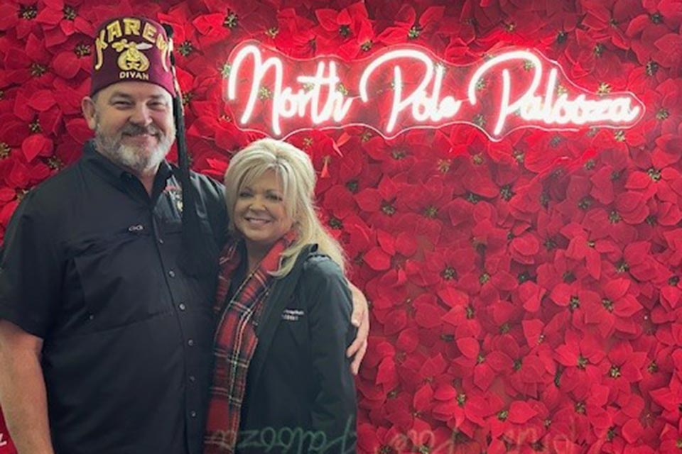 Shriner_and_lady_north_pole_palooza_background_960x640_232237