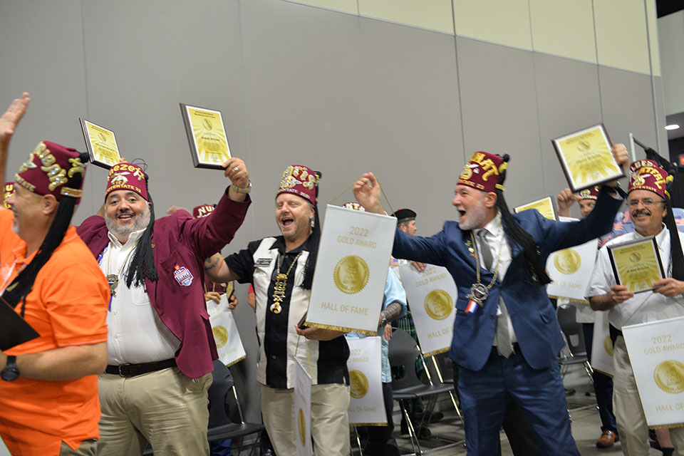 Shriners celebrando después de recibir premios