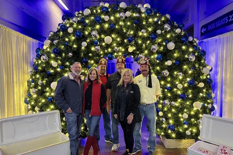 Santuarios y damas frente a una corona gigante