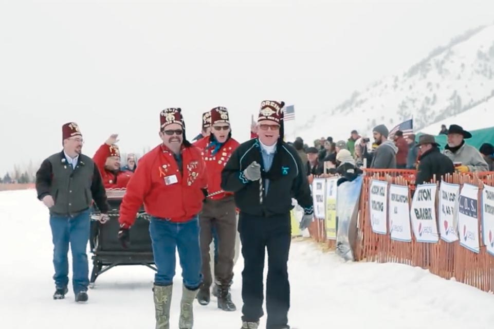 shriners caminando en la nieve
