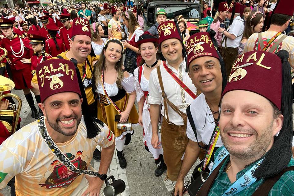 grande grupo de shriners e senhoras comemorando