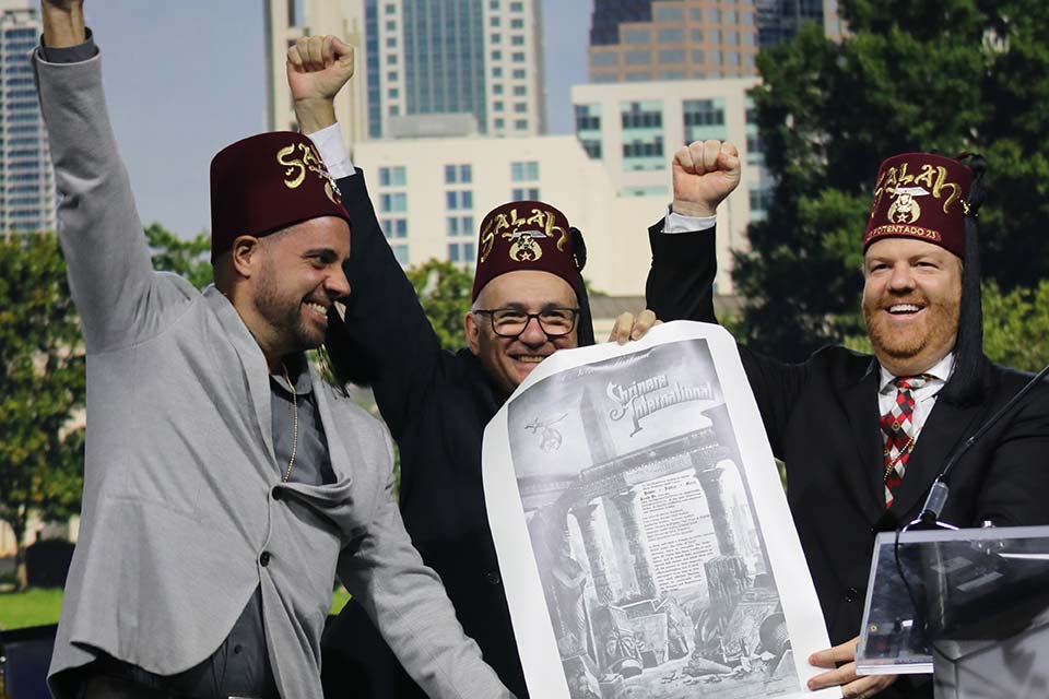 Drei Schreiner feiern ihre neue Charta