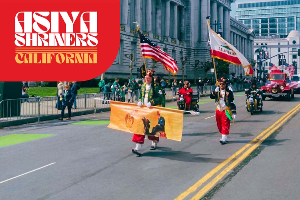 Logotipo de Asiya Shriners California, desfile de Shriners ondeando bandera estadounidense y bandera de California