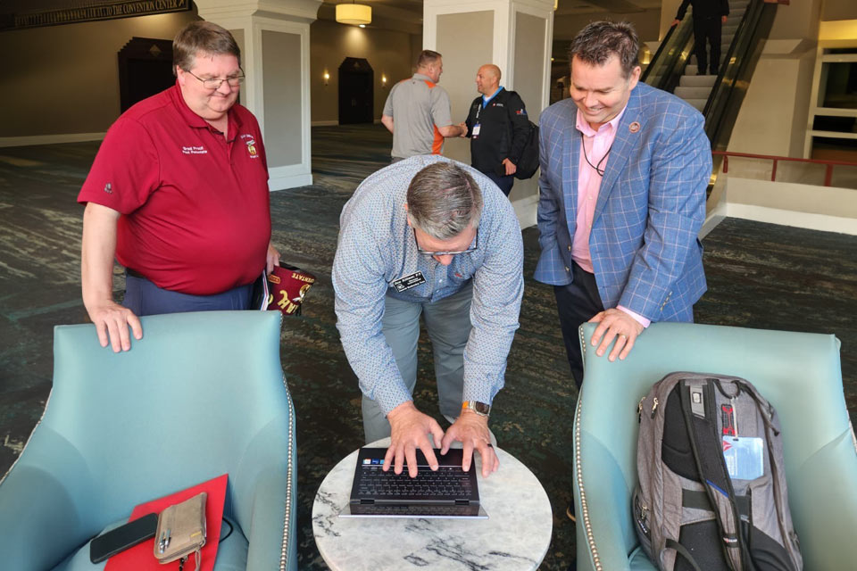 três Shriners em conferência
