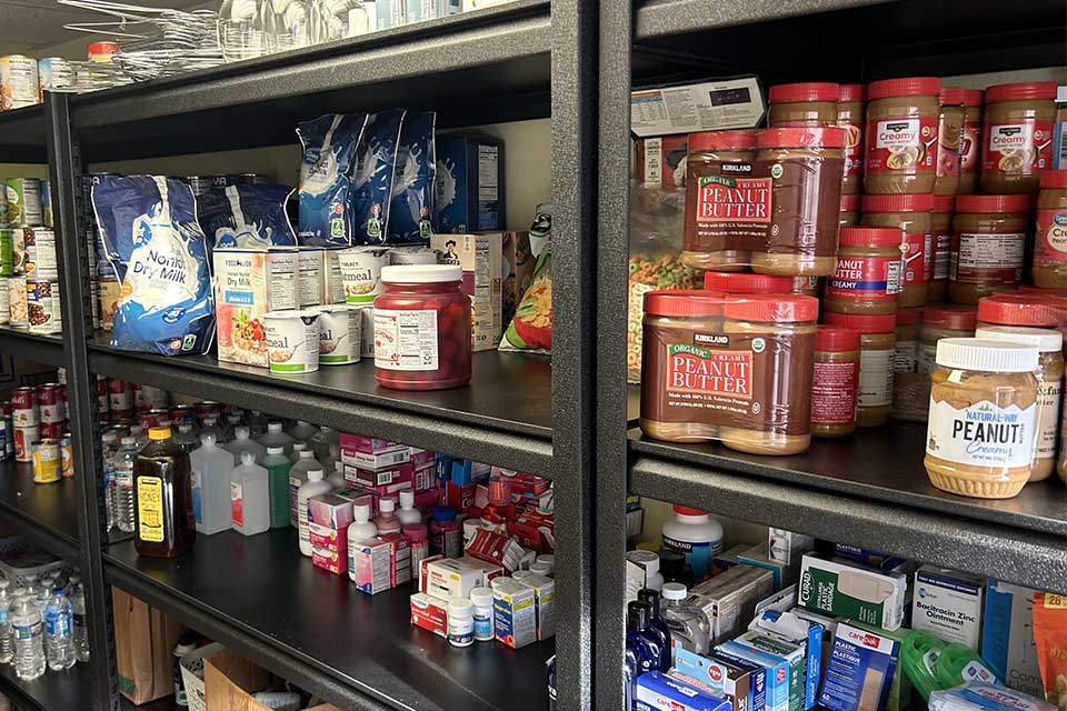 Rangées d'articles donnés sur une étagère de rangement en métal.