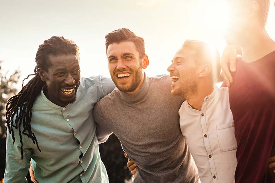 cuatro hombres en un abrazo grupal