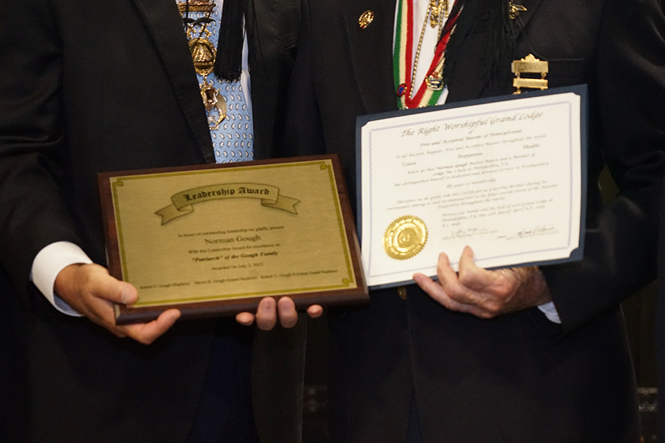 une plaque d'or et un certificat 