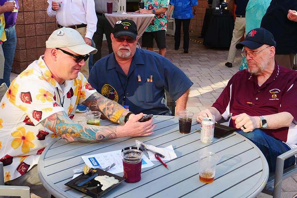 Tres Shriners sentados a la mesa