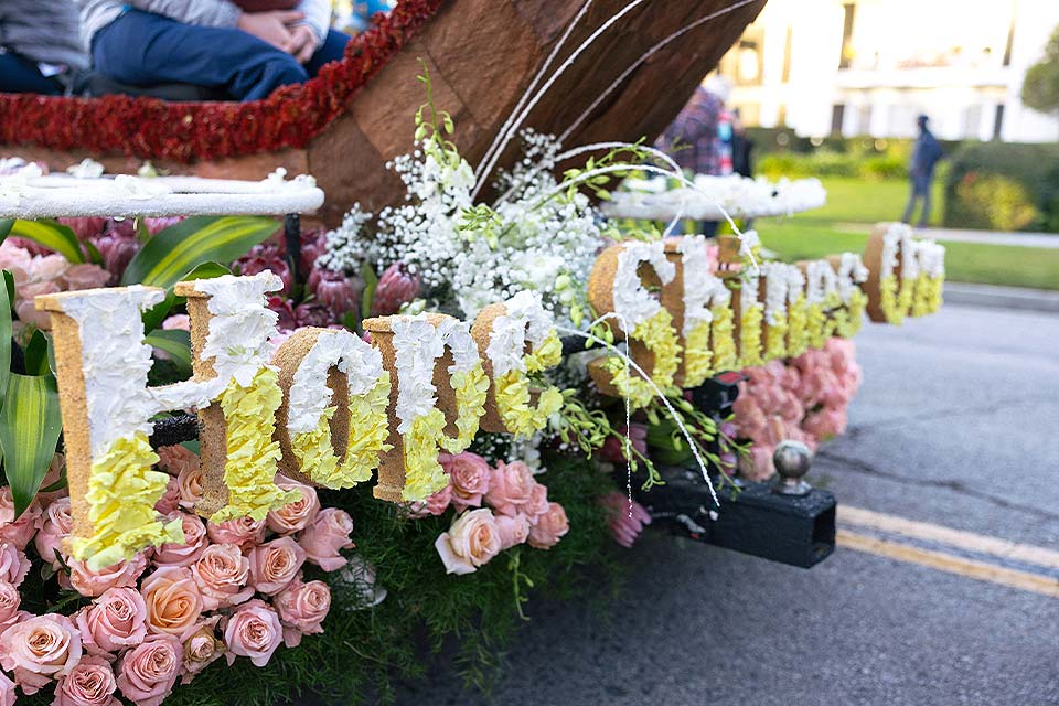 un char de parade avec une composition florale épelant la phrase « L'espoir brille »