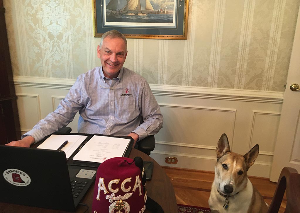 Dan mit seinem Hund im Büro