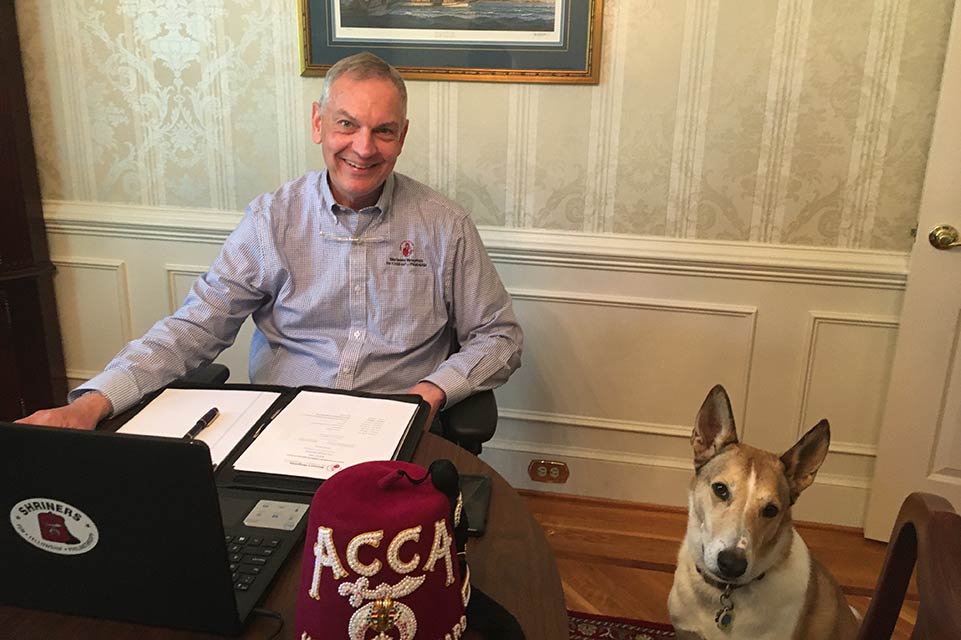 Dan com seu cachorro em seu escritório