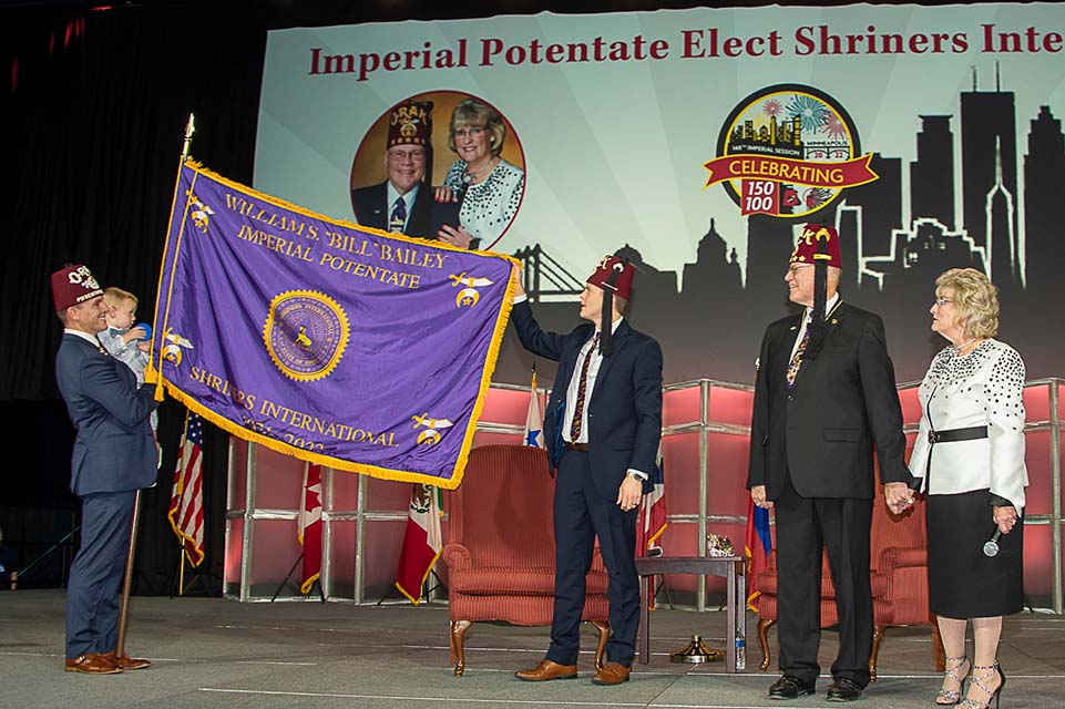 Exhibición de la bandera en el escenario de la Sesión Imperial