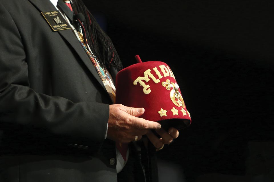 Shriner sosteniendo fez