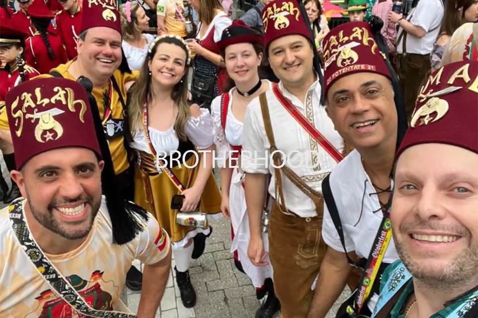 Grupo de Shriners en un evento de Oktoberfest