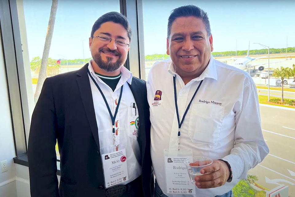 Dos hombres de pie junto a la ventana en la conferencia