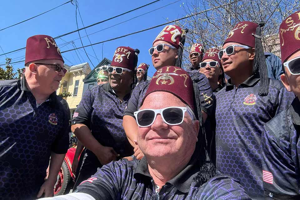 Patrick Adair avec d'autres Shriners Nobles.