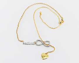 Collier chaîne en or avec pendentif en forme de cœur et symbole « believe » et infini en argent sur la chaîne